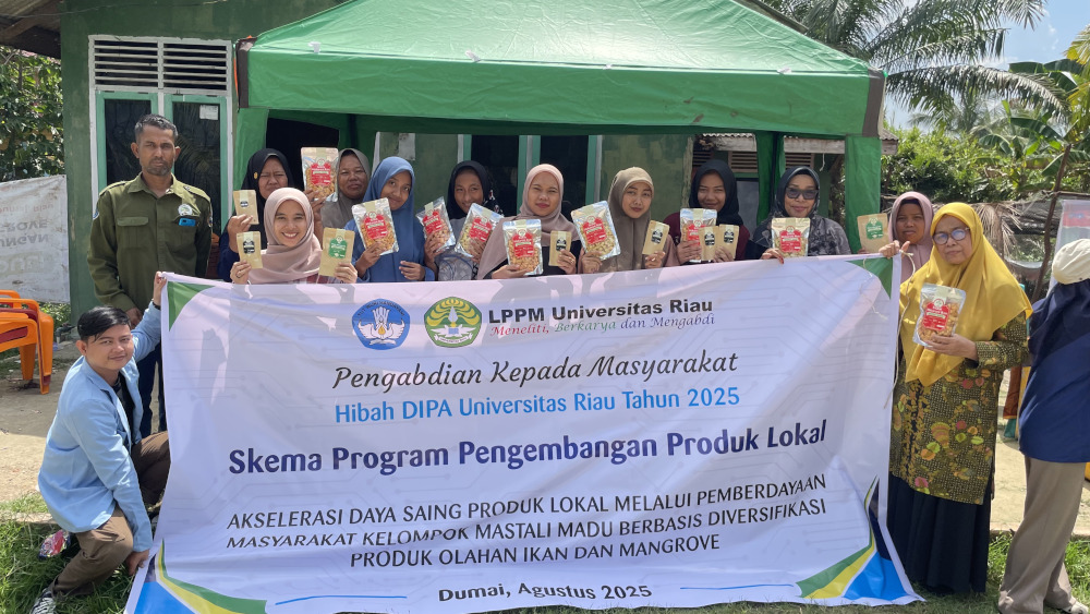 Tim Pengabdian Unri yang terdiri dosen dan mahasiswa, kelompok mastali madu Kelurahan Purnama Kecamatan Dumai Barat foto bersama usai pelatihan.