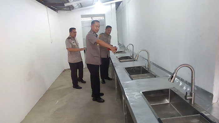 Wakapolres Inhil Kompol Rizki Hidayat saat meninjau progres pembangunan SPPG Polres Inhil di Jalan Baharuddin Yusuf, Tembilahan, Kamis (21/8/2025).