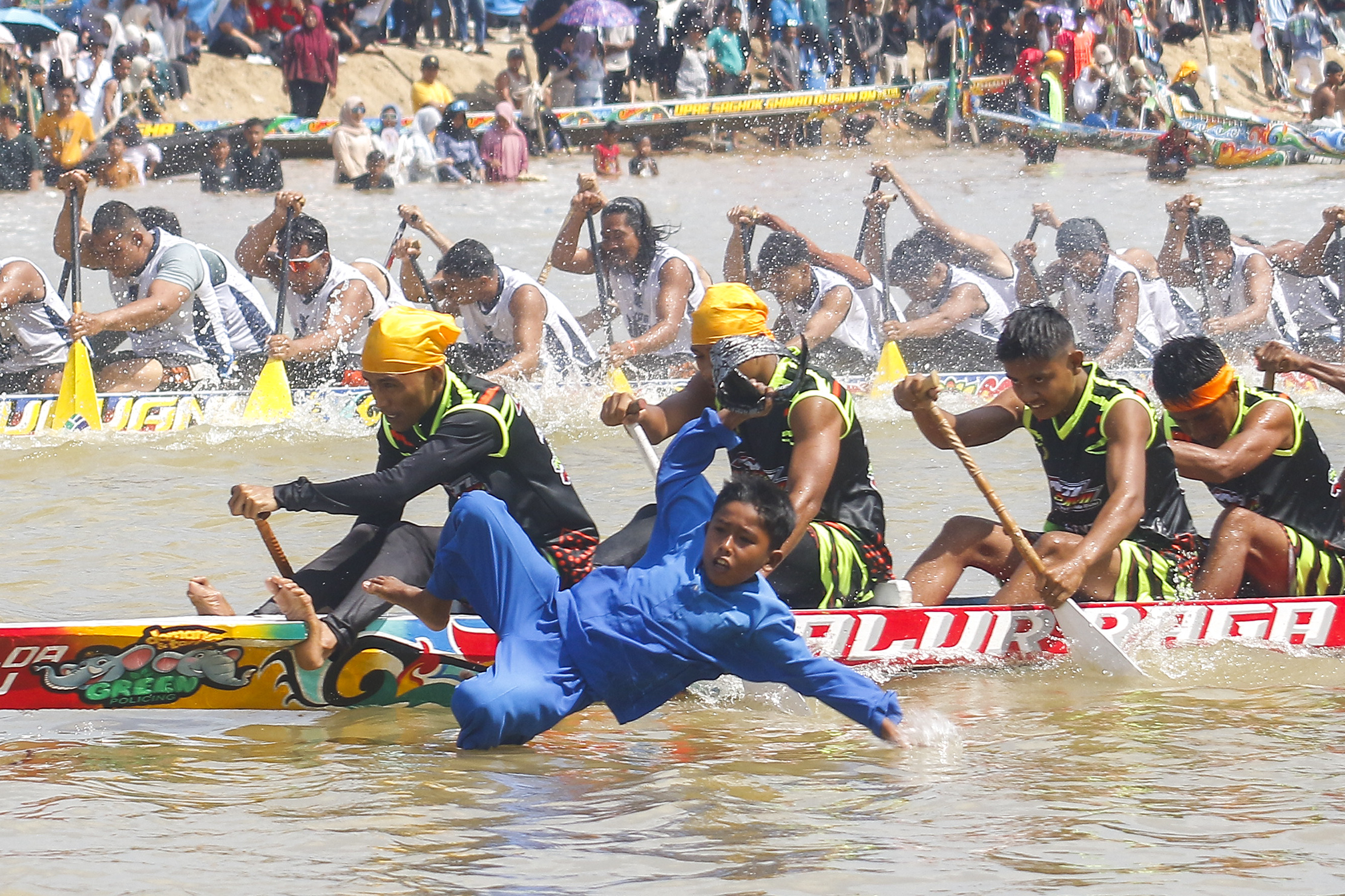 Aksi anak tari yang melompat ke aliran Sungai Kuantan dari Jalur Raga Bhayangkara, saat bertanding Pacu Jalur 2025 pada hari kedua di Tepian Narosa, Kabupaten Kuantan Singingi, Riau, Kamis (21/8/2025)