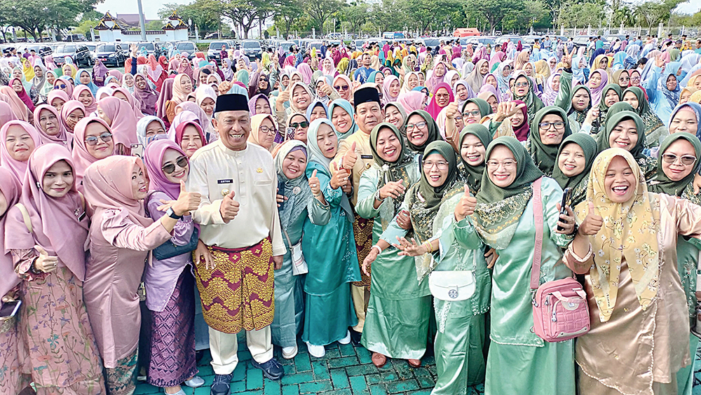 Bupati Rohul Anton ST MM bersama Wabup H Syafaruddin Poti SH MM foto bersama dengan ribuan ASN saat apel bersama di Kantor Bupati Rohul, baru baru ini.