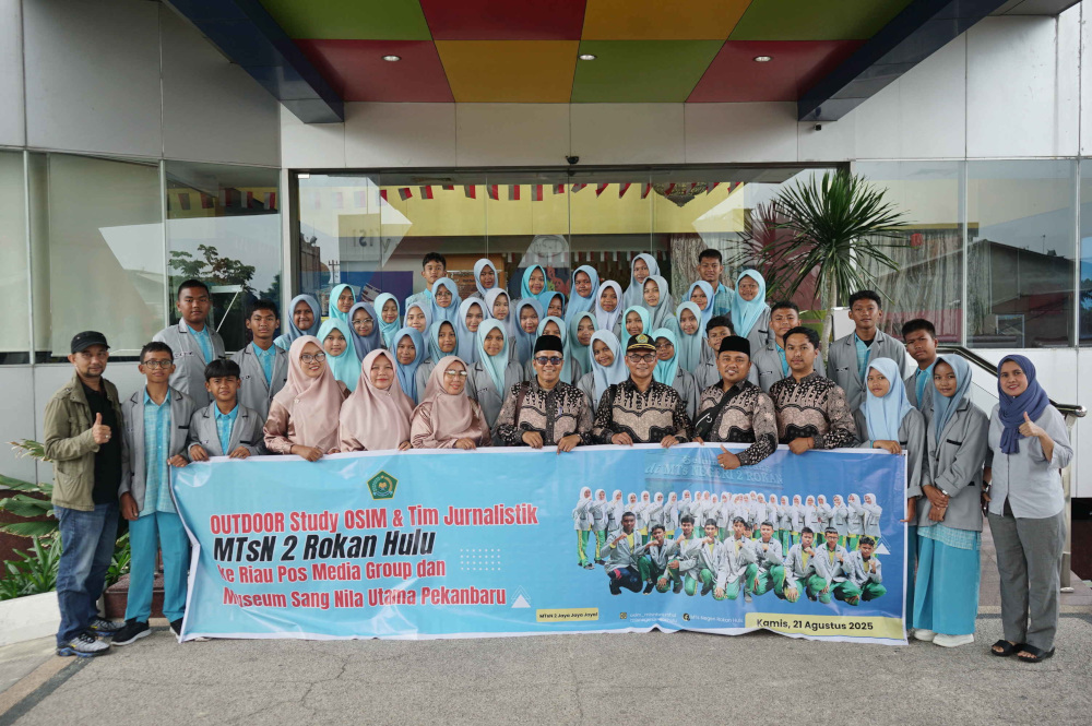 Kepala MTsN 2 Rokan Hulu Akhirman bersama majelis guru dan para siswa/wi foto bersama Redpel Riau Pos Syahrul Mukhlis (kiri) dan Penanggung Jawab Umum Rike Febriyani (kanan)