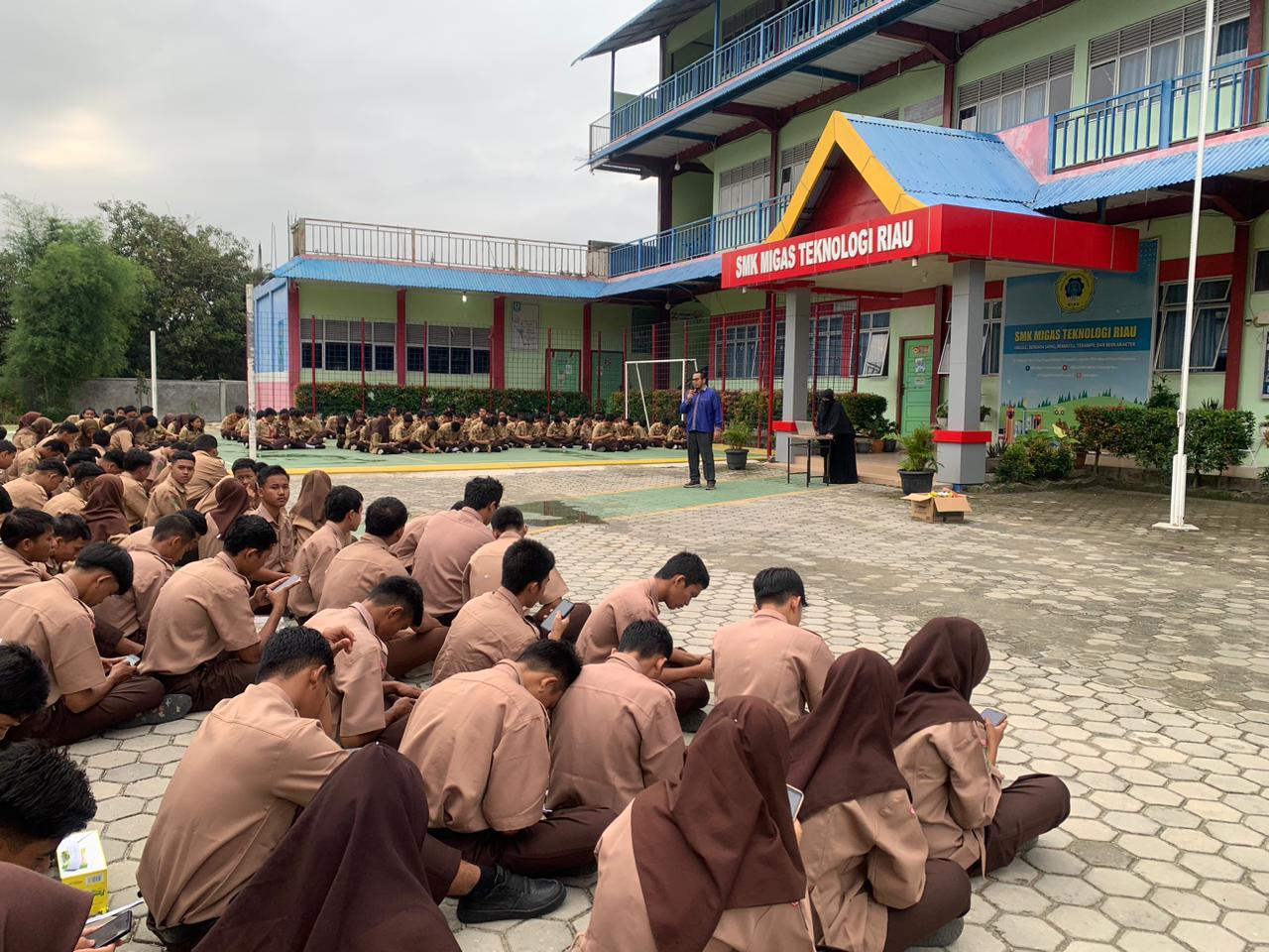 PKM Fakultas Teknik UIR yang dipimpin Catur Cahyaningsih menggelar sosialisasi kebencanaan di SMK Migas Teknologi Riau