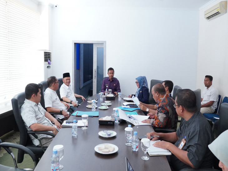 Bupati Kampar Ahmad Yuzar memimpin rapat pengusulan formasi jabatan PPPK paruh waktu di lingkungan Pemkab Kampar tahun 2024 di ruang rapat lantai II Kantor Bupati Kampar, Jumat (22/8/2025),