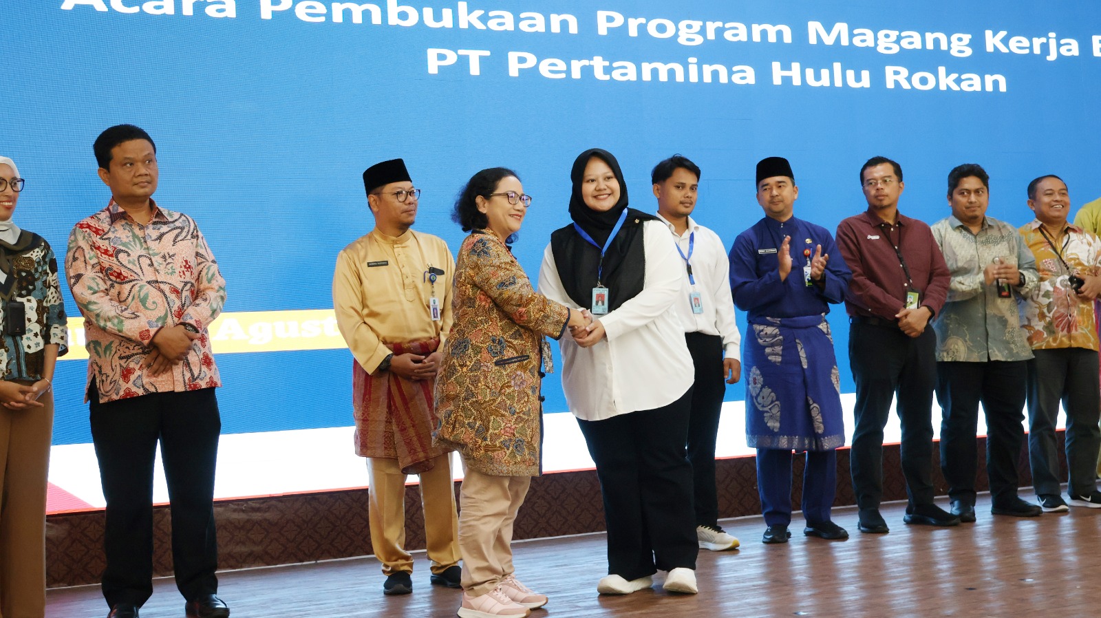 VP Human Capital PHR Sanon R.A Sitanggang menyematkan badge pekerja kepada salah satu peserta Program Magang Kerja PHR angkatan ke-7, di RCC Rumbai, Jumat (22/8/2025).