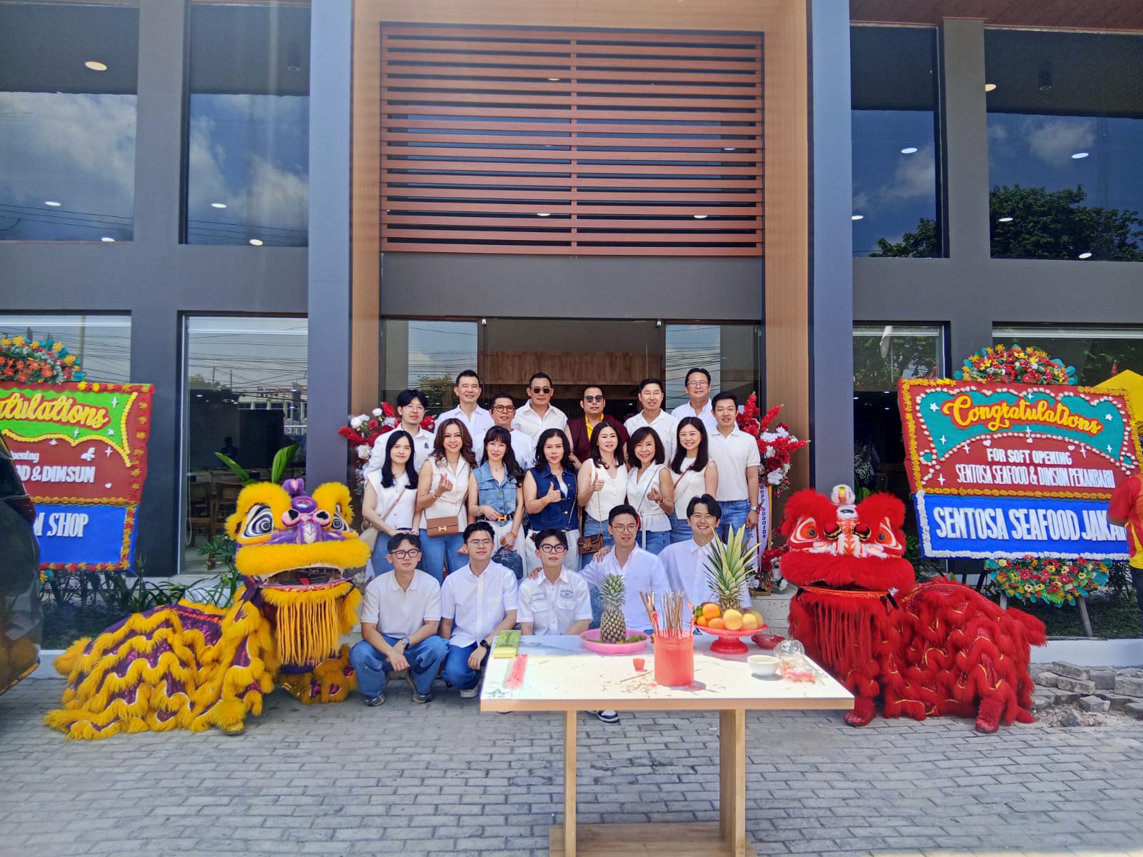 Foto bersama : para owner Sentosa Seafood & Dimsum Resto Pekanbaru foto bersama usai melakukan soft opening Jumat (22/8/2025)
