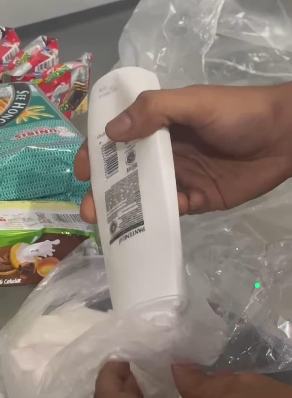 Tangkapan layar video sabu dikeluarkan dari botol sampo.
