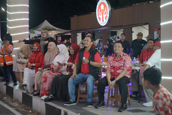 Wako Pekanbaru Agung Nugroho nongkrong bersama Wawako Pekanbaru Markarius Anwar nongkrong di Taman Labuai sambil menikmati penampilan seni baru-baru ini.