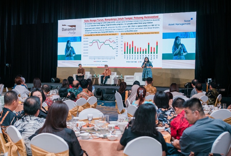 Sawungrono Dewawisesa, Market Strategist & Investment Advisory Head Bank Danamon Indonesia (kiri), Dimas Yusuf, Direktur Investasi, Sucor Asset Management (tengh), Hosianna Evalita Situmora (kanan).