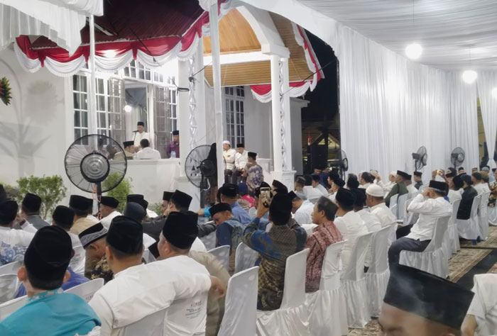 Bupati Rohil H Bistamam menyampaikan sambutan pada acara mendoakan almarhumah Hj Basyariah di Bagansiapiapi, Kamis (21/8/2025) malam.