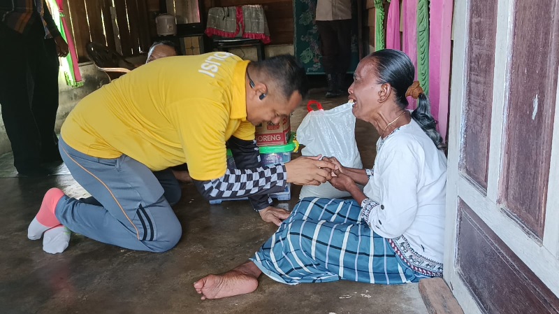 Kapolsek Pujud AKP Boy Setiawan SAP MSi menyerahkan bantuan sosial untuk warga di Kepenghuluan Teluk Nayang Kecamatan Pujud pada kegiatan Jumat Berkah yang digelar Polsek Pujud, Jumat (22/8/2025).