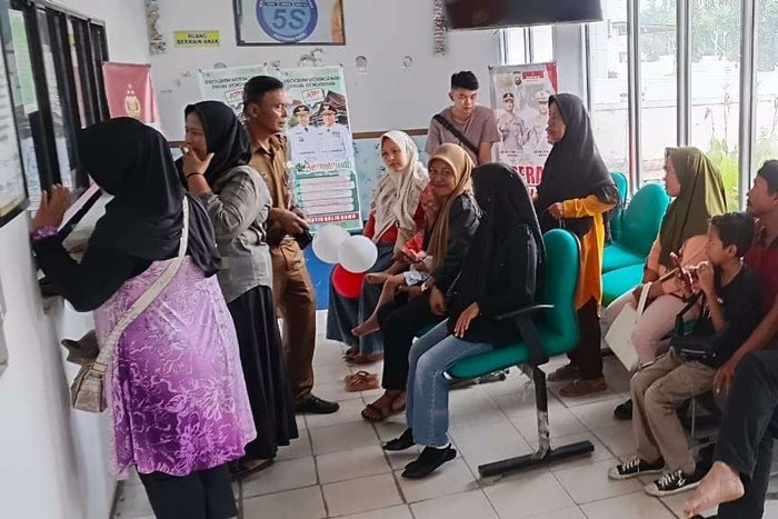 Warga Bengkalis antusias memanfaatkan program penghapusan dan pemutihan pembayaran pajak kendaraan bermotor di Kantor UPT Pengelolaan Pendapatan Bengkalis, Jumat (22/8/2025).