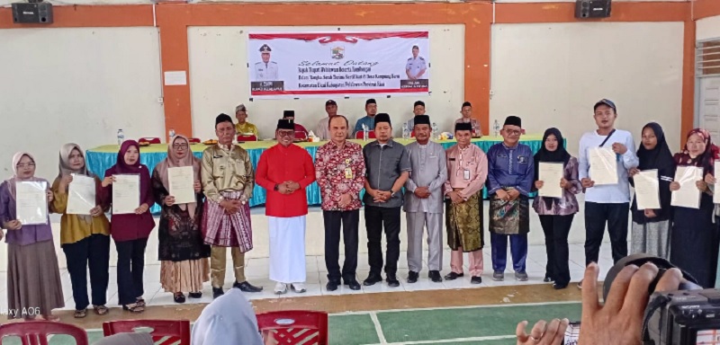 Bupati Pelalawan H. Zukri usai menyerahkan sertifikat redistribusi tanah tahun 2024 yang digelar oleh BPN Kantor Pertanahan Kabupaten Pelalawan di Kantor Desa Kampung Baru,
