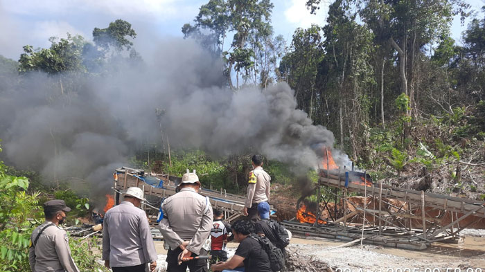 Tim Polres Inhu membakar peralatan penambang pada razia yang digelar pada Jumat (22/8/2025) di Sungai Indragiri