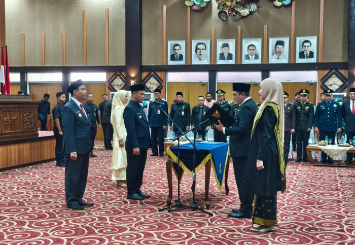 Zulhelmi Arifin membacakan janji pakta integritas usai kembali dilantik sebagai Pj Sekdako Pekanbaru oleh Wako Pekanbaru Agung Nugroho, Jumat (22/8/2025).