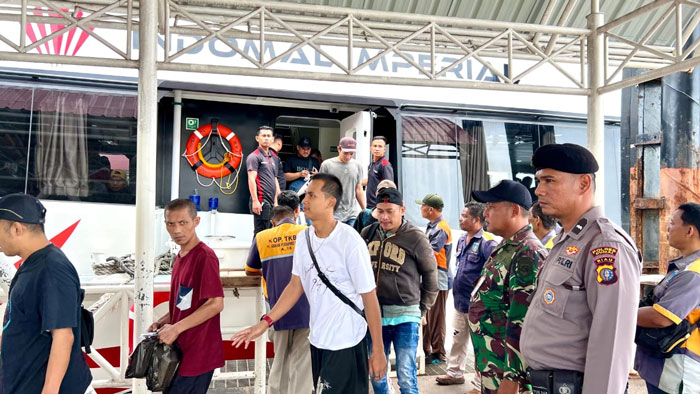 Para PMI dari Malaysia tiba dipelabuhan Dumai, usai dideportasi, Kamis (21/8/2025).