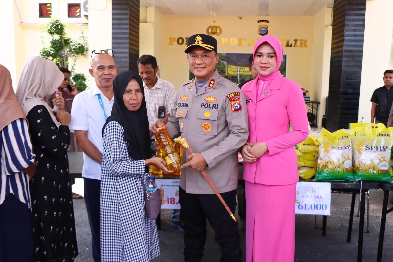 Kapolres Rohil AKBP Isa didampingi Ketua Ketua Bhayangkari Cabang Rohil Ny Fikih Isa, bersama warga yang datang menghadiri Gerakan Pangan Murah di Mapolres Rohil di Ujung Tanjung, Jumat (22/8/2025).