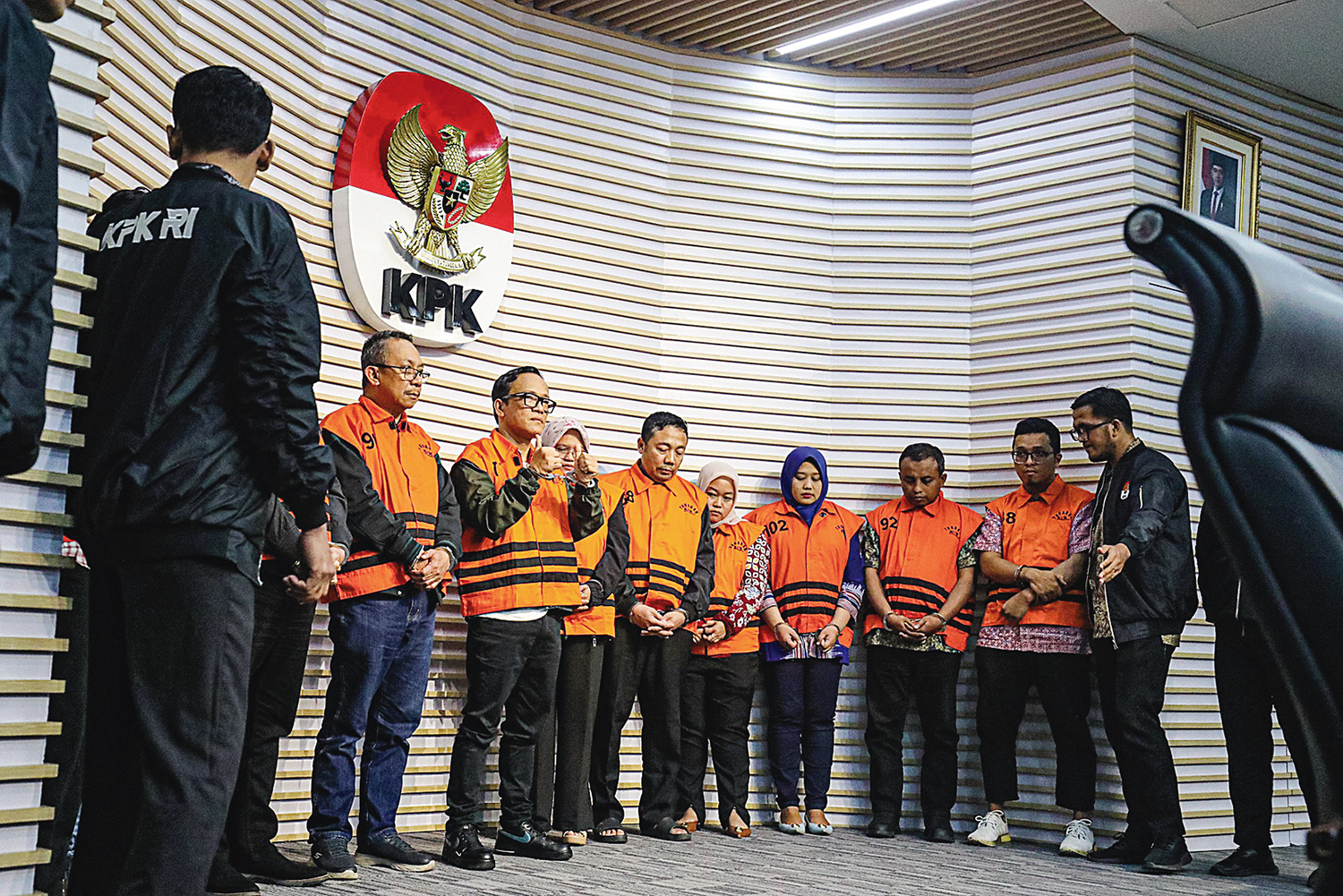 Tersangka kasus korupsi pemerasan sertifikasi keselamatan dan kesehatan kerja (K3) Immanuel Ebenezer bersama 10 orang lainnya dihadirkan di Gedung Merah Putih KPK, Jakarta, Jumat (22/8/2025). Foto kanan, Ebenezer saat menuju ruang konferensi pers.