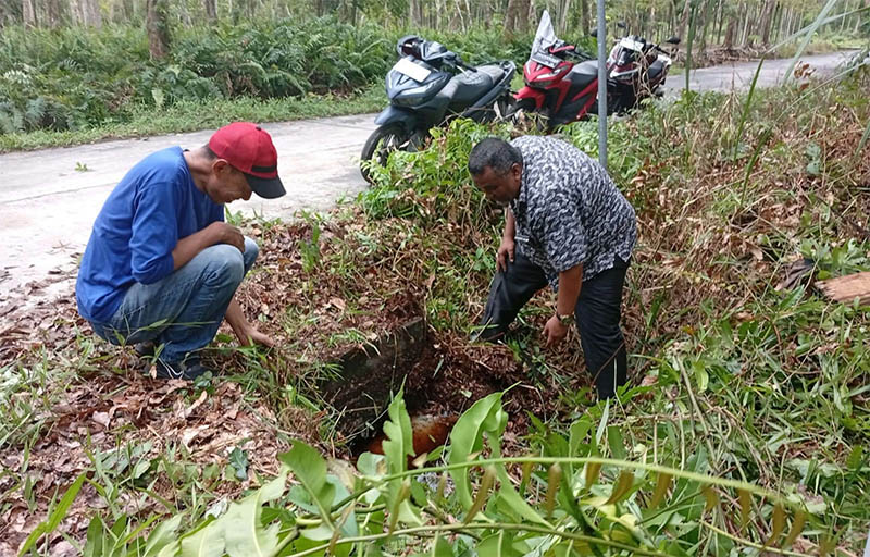 Pihak PDAM Tirta Terubuk Bengkalis meninjau sumber air baku yang akan dialirkan ke waduk utama di Desa Wonosari, Kecamatan Bengkalis, Jumat (22/2025).