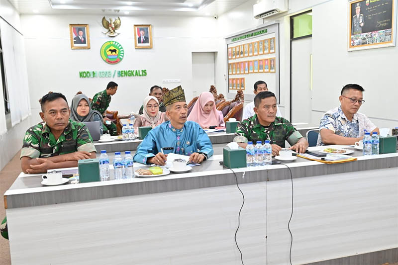Bupati Bengkalis Kasmarni diwakili Staf Ahli Johansyah Syafri mengikuti video conference bersama Mabes TNI AD di Ruang Transit Kodim 0303/Bengkalis, Jumat (22/8/2025).