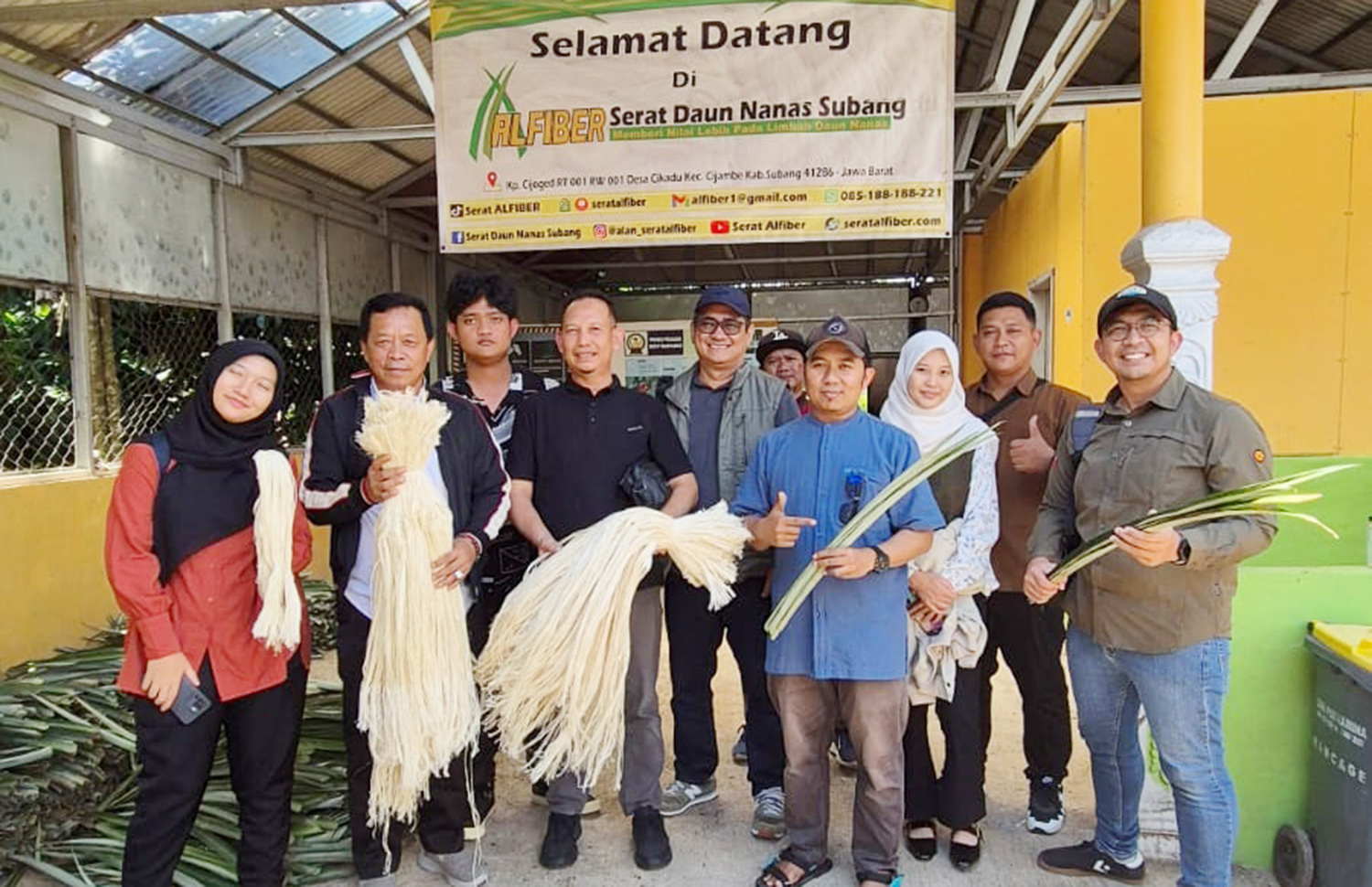 Camat Sungai Apit Tengku Mukhtasar (lima kanan depan), Penghulu Kampung Adat Penyengat Abok Agustinus (topi putih) saat memperlihatkan kain hasil dari limbah daun nanas di Subang, Jawa Barat, Kamis (21/8/2025).