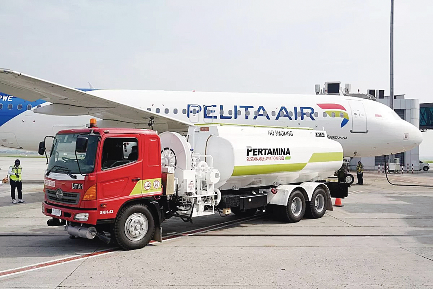 Pengisian bahan bakar Bio Avtur dari mobil PertaminaSAF ke pesawat komersial.