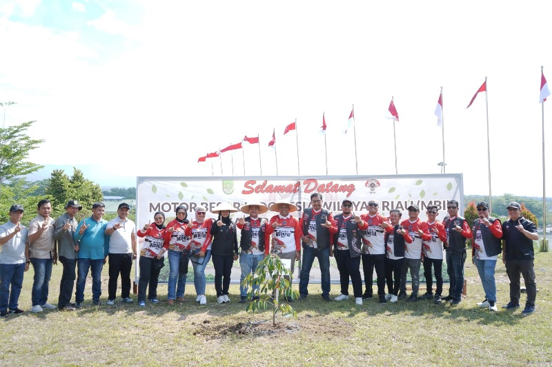 Bupati Rohul Anton ST MM foto bersama dengan Pengurus MBI Riau dalam kunjungan silaturrahmi dan penanaman pohon di rumdis Bupati, Sabtu (23/8/2025) petang.