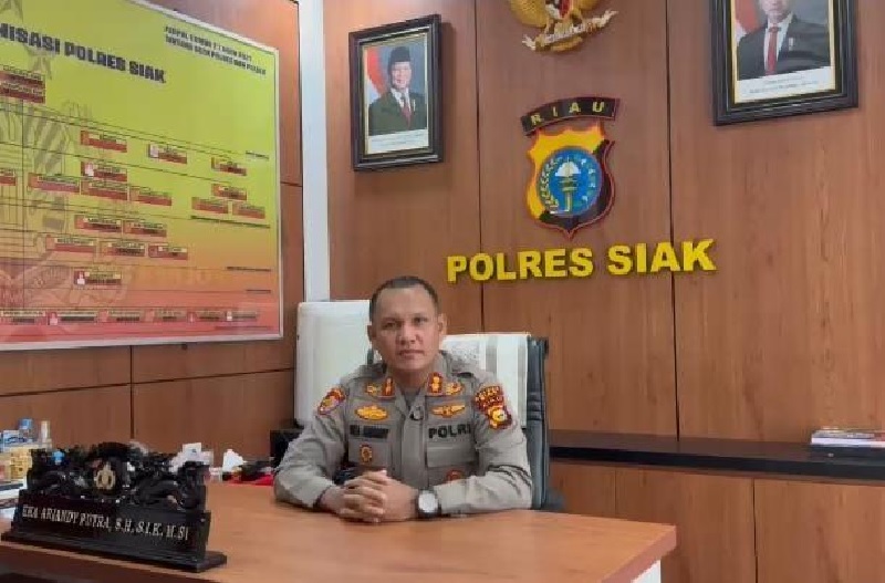 Kapolres Siak AKBP Eka Ariandy Putra SH, SIK, MSi memberikan penjelasan di ruang kerjanya di Mapolres Siak, Sabtu (23/8/2025).