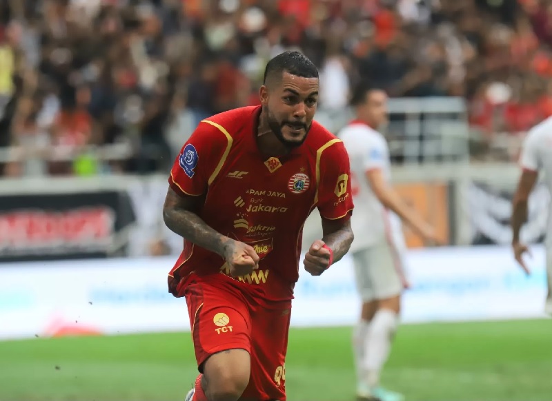 Pemain Persija Jakarta Maxwell Souza melakukan sekebrusai embobol gawang Malut United pada pertandingan Super League di Jakarta Internasional Stadion, Sabtu (23/8/2025).