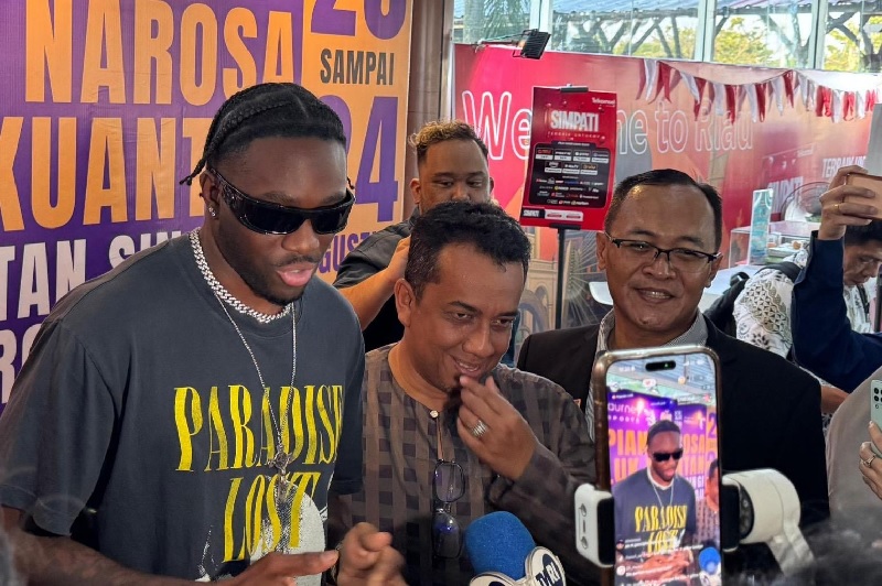 Penyanyi asal Amerika Melly Mike tiba di Bandara SSK II Pekanbaru, Sabtu (23/8/2025).