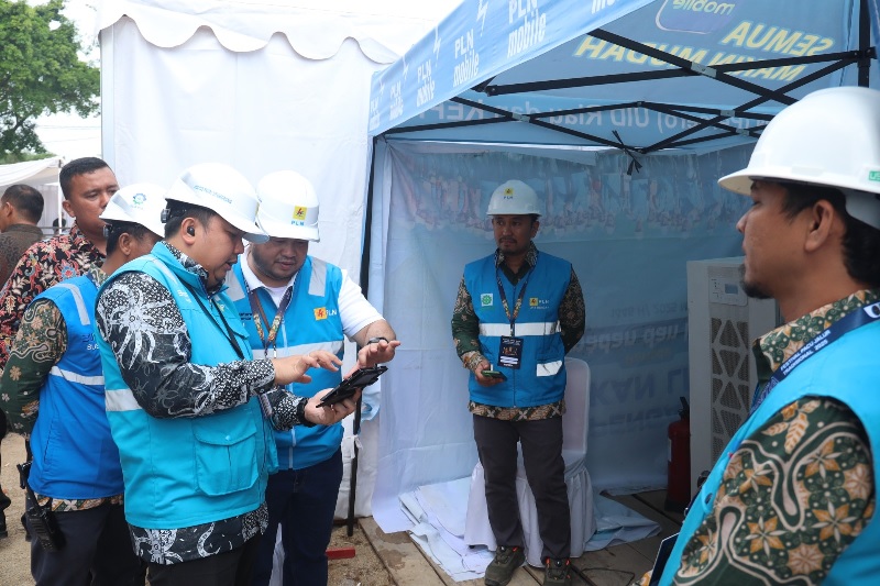 General Manager PLN UID Riau dan Kepulauan Riau turun langsung melakukan inspeksi lapangan untuk memastikan kesiapan kelistrikan selama iven Pacu Jalur 2025 berjalan lancar tanpa kedip.