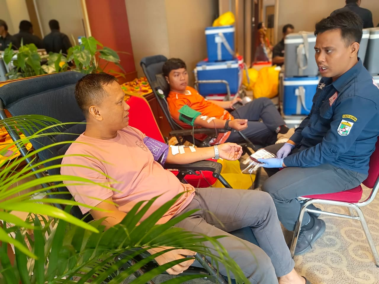 Suasana donor darah ke-72 KDD Riau Kompleks di Hotel Unigraha, Sabtu (23/8/2025).