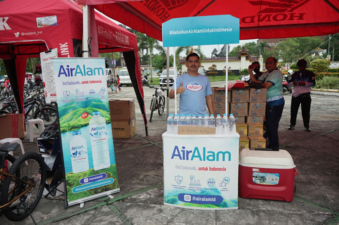 Stand Air Alam yang berdiri di ajang Riau Pos Gowes Merdeka 2025.