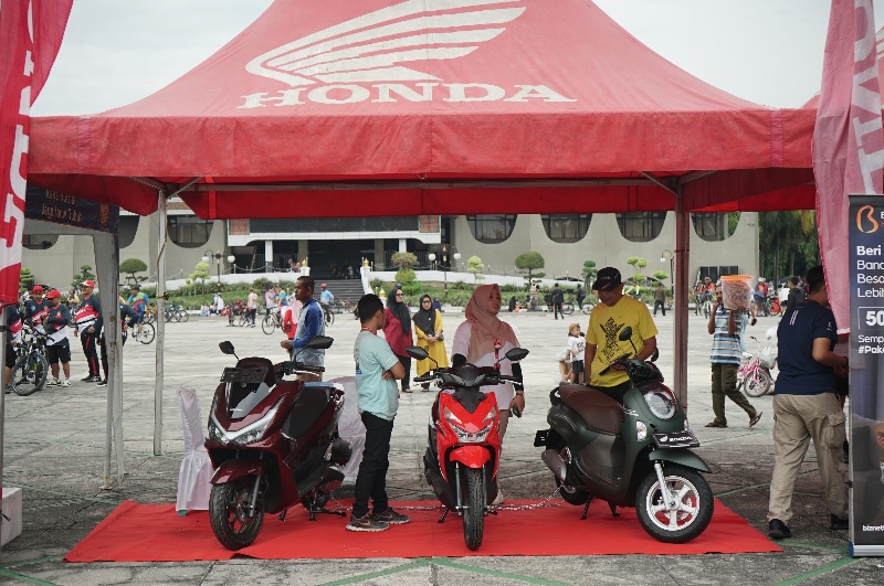 Booth Capella Honda Sudirman yang hadir saat acara Riau Pos Gowes Merdeka 2025 di Halaman Kantor Gubernur Riau, Ahad (24/8/2025).