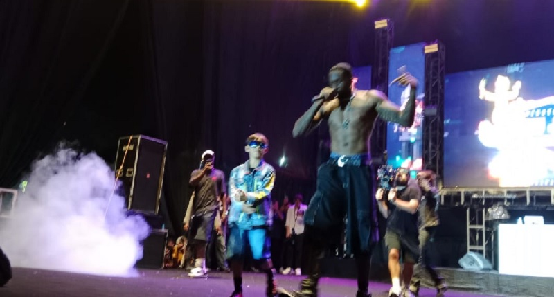 Melly Mike bersama Dikha melakukan aksi aura farming diiringi musik Young Black and Rich pada puncak penutupan Pacu Jalur 2025, Ahad (24/8/2025) malam di Taman Jalur Telukkuantan