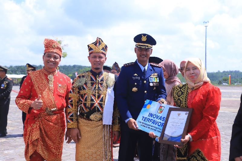 Dosen Prodi Teknik Sipil Univrab, Dr Ir Fitra Ramdhani ST MT bersama Wako likota Pekanbaru, Agung Nugroho didampingi Wawako Pekanbaru, Markarius Anwar usai menerima penghargaan.