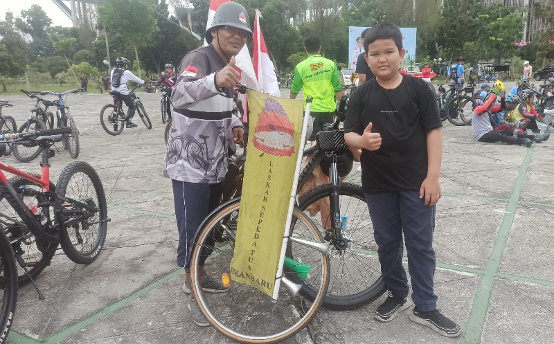 Hafit bersama sang anak saat mengikuti gowes merdeka, Ahad (24/8/2025).