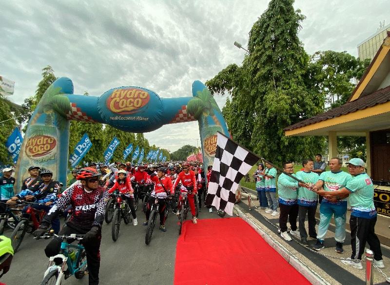 Pelepasan peserta Gowes Merdeka 2025 di halaman Kantor Gubernur Riau oleh CEO Riau Pos Group Ahmad Dardiri bersama para undangan, Ahad (24/8/2025).