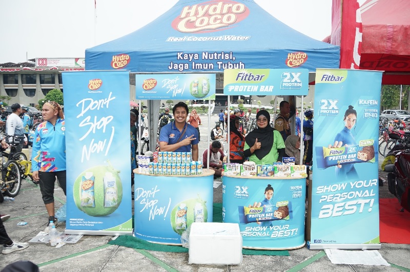 Kehadiran stan Hydro Coco menambah semarak jalannya acara Riau Pos Gowes Merdeka 2025.
