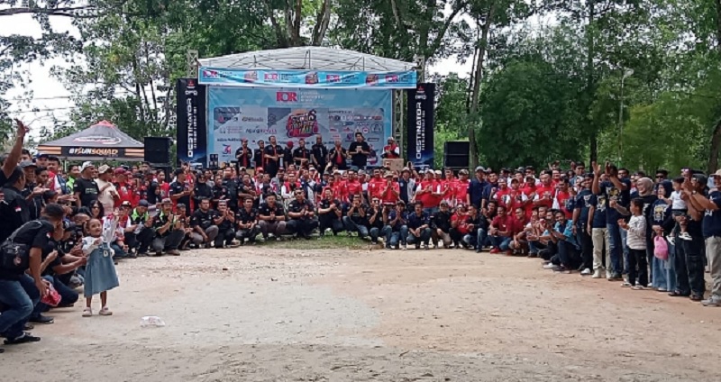 Ribuan pecinta otomotif tumpah ruah foto bersama saat menyemarakkan Kopdar Gabungan FOR yang diselenggarakan di Alam Mayang, Ahad (24/8/2025).