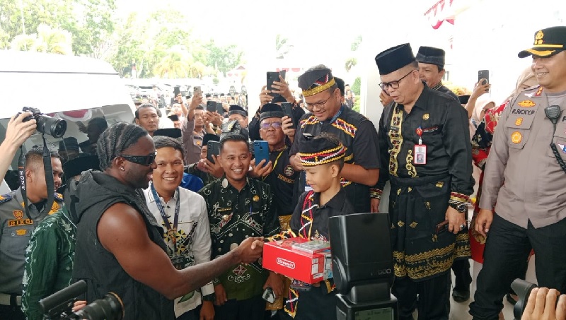 Melly Mike tiba di Kuansing dan bertemu dengan Rayyan Arkan Dikha untuk pertama kalinya di Rumah Dinas Bupati Kuansing, Ahad (24/8/2025).