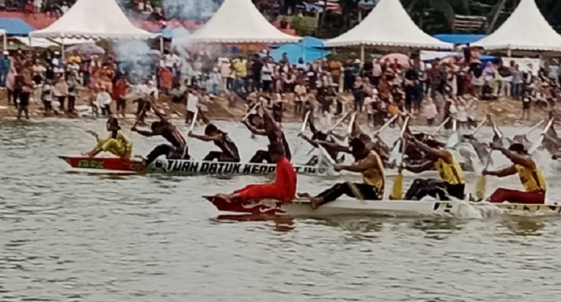 Final perebutan juara 1 antara Jalur Bintang Emas Cahaya Intan (kiri) berhadapan dengan Jalur Tuah Datuk Imbang Dialam (kanan), Ahad (24/8/2024) .