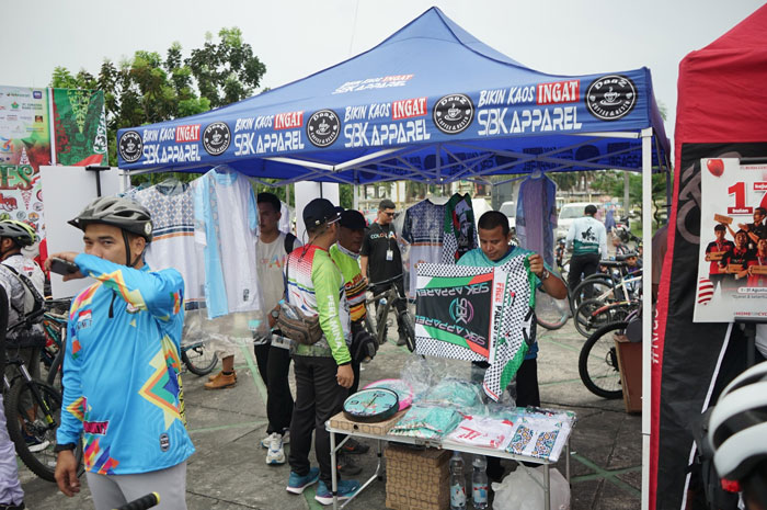 stand SBK Apparel, di tengah ramainya peserta yang singgah.
