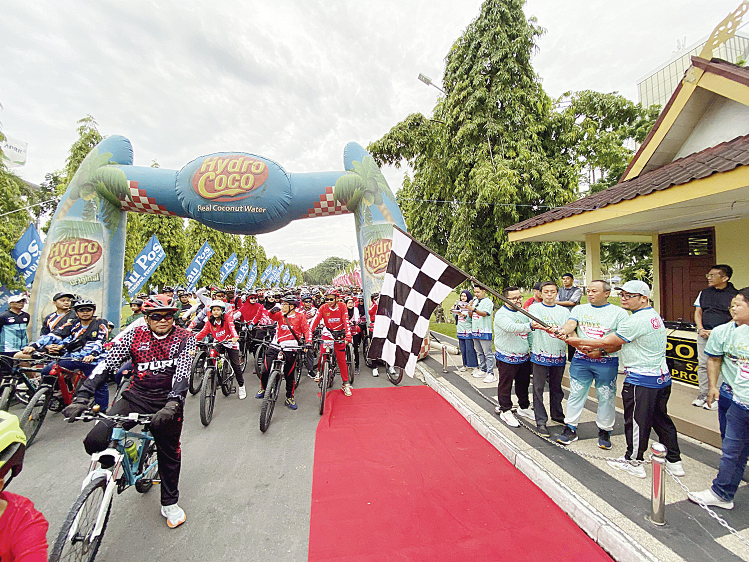 Riau Pos Group Ahmad Dardiri bersama Kabid Humas Polda Riau Kombes Pol Anom Karibianto, Kabid IKP Diskominfo Riau Eriadi Fahmi,  dan Corporate Strategy Aulia Hospital M Fikri mengangkat bendera start saat pelepasan Gowes Merdeka 2025 di halaman Kantor Gub