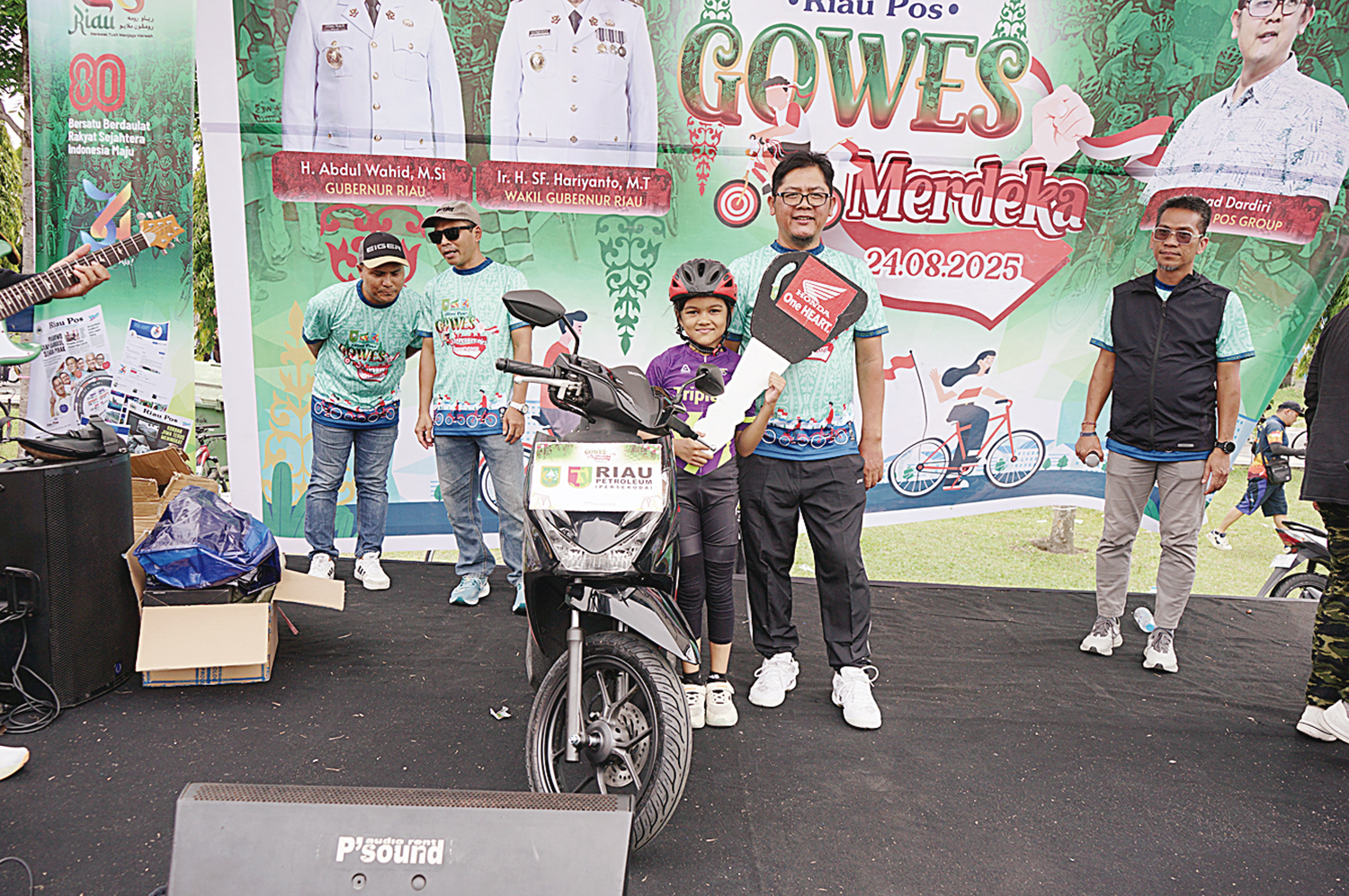 Zahen Almasyira Sakih foto bersama CEO Riau Pos Group Ahmad Dardiri  usai penyerahan hadiah utama sepeda motor secara simbolis.
