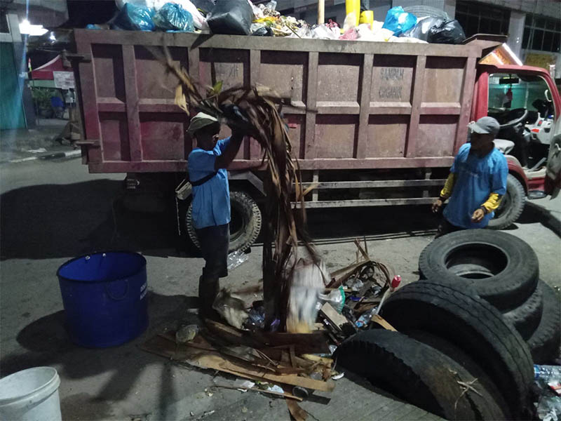 Mobil dump truck DLH Kuansing, Ahad (24/8/2028 ) mulai mengangkat sampah.