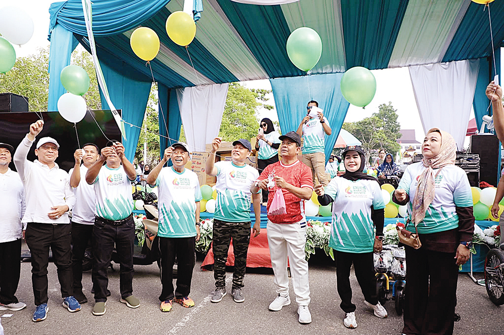 Wabup Rohul H Syafaruddin Poti SH MM melepas balon ke udara tanda dilepasnya peserta jalan santai Dies Natalis ke-16 UPP di Kompleks Perkantoran Bina Praja Pemda Rohul, Sabtu (23/8/2025) pagi.