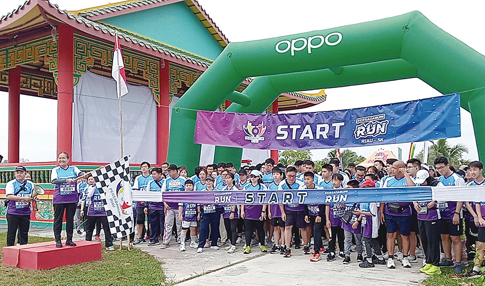 Pembina Persadabumi Riau Rosa Ria (pegang bendera) bersama perwakilan ormas Tionghoa lainnya melepas ratusan pelari dalam kegiatan Persadabumi Run 5K di Ju Guang Lou Kin Men Riau, Jalan Seroja.