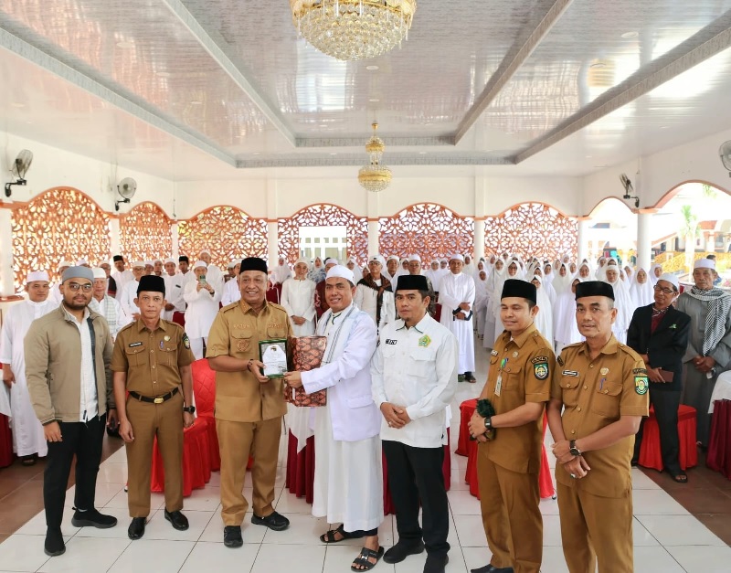Bupati Rohul Anton menerima cenderamata dari perwakilan ratusan jemaah haji Rohul Ustaz H Yulihesman SAg MPd dalam acara silaturrahmi akbar di Pendopo Rumdis Bupati Rohul, Senin (25/8/2025).