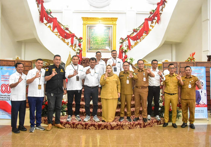 Bupati Bengkalis Kasmarni menerima audiensi Manager UP3 PT PLN Dumai, Manihar Hutajulu dan tim di Wisma Sri Mahkota Bengkalis, Senin, (25/8/2025).