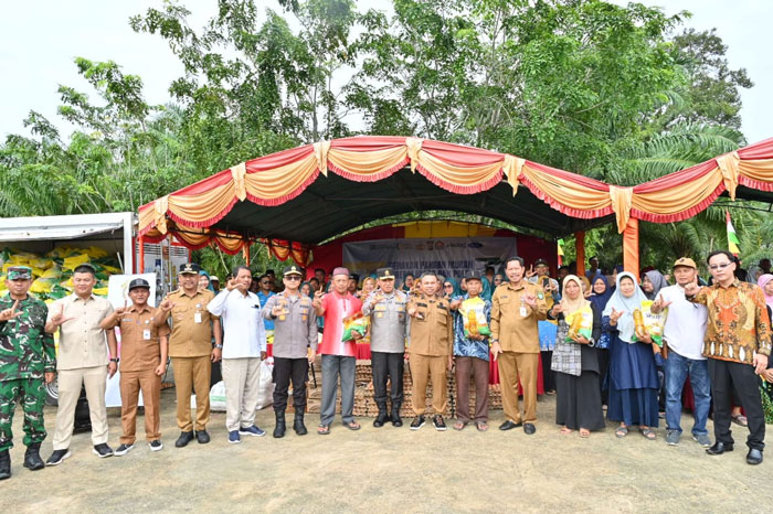 Bupati Bengkalis bersama Gubri dan Kapolda foto bersama di acara Gerakan Pangan Murah Sinergi Bulog dan Polri di Desa Sungai Cingam, Kecamatan Rupat di Kantor Desa Sungai Cingam, Senin (25/8/2025)